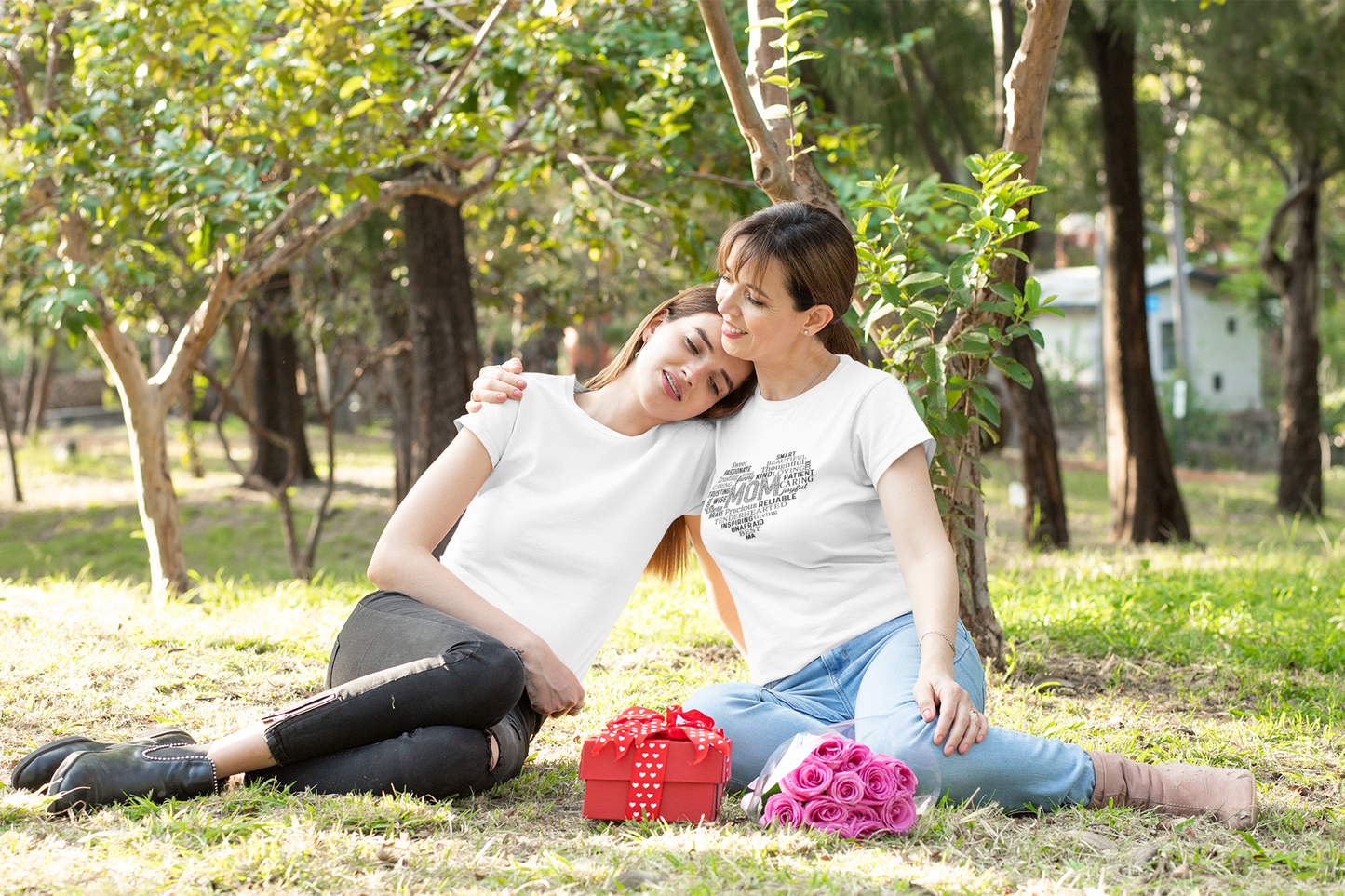 Mom Heart Black | Women's Classic Crew T-Shirt | Moms To Be